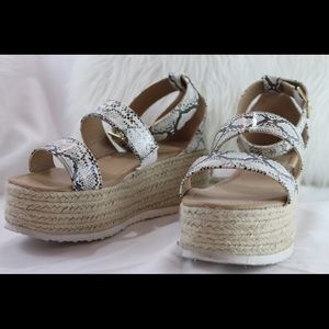 Snake print platform shoes 🐍